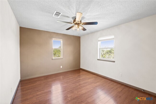 Building Photo - 322 Oakwood Loop