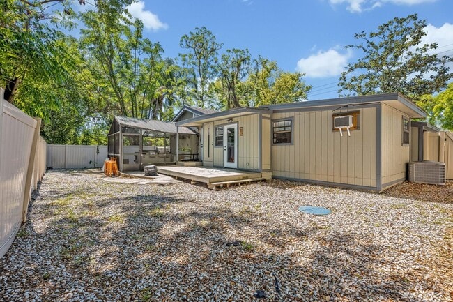 Building Photo - 525 S Crystal Lake Dr