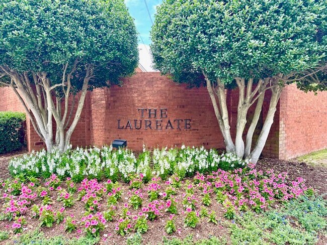 Building Photo - LIVE IN THE HEART OF FOREST ACRES