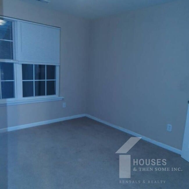 Building Photo - 515 Fairview Rd