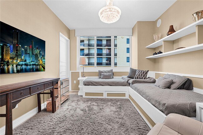 Building Photo - 16051 Collins Ave