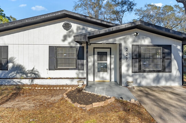 Building Photo - 229 Bonita Rd