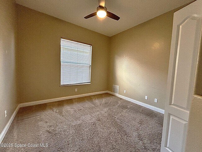 Building Photo - 1215 Clubhouse Dr