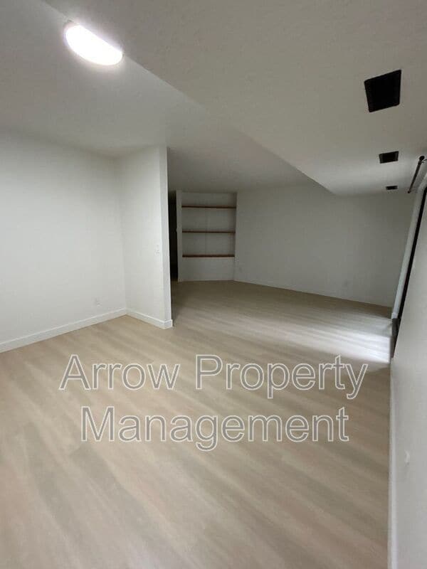 Building Photo - 205 E Arbor Ave