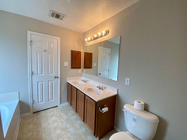 Building Photo - $300 OFF 1ST MONTH RENT IF YOU MOVE IN WIT...