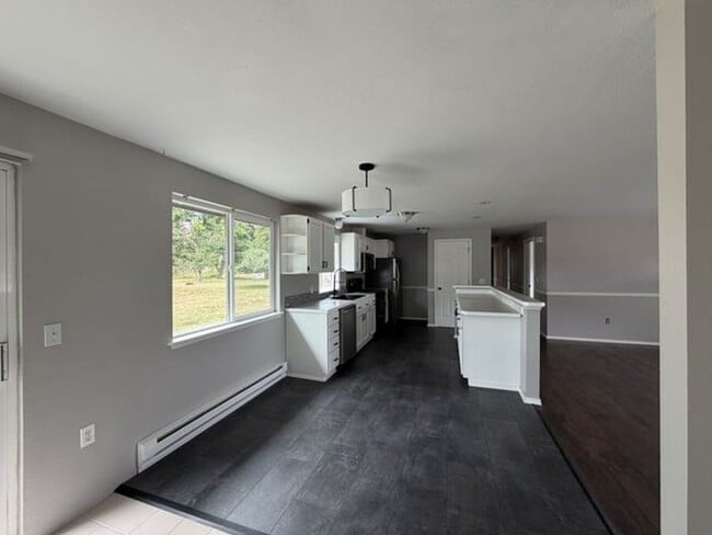 Building Photo - Spacious Rambler for Lease