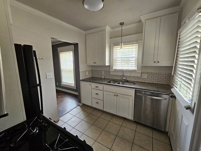 Building Photo - 1718 NE 20th St