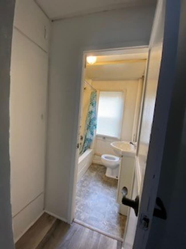 Building Photo - $200 OFF FIRST MONTH RENT -1 Bedroom Single Family Home in Elkhart!