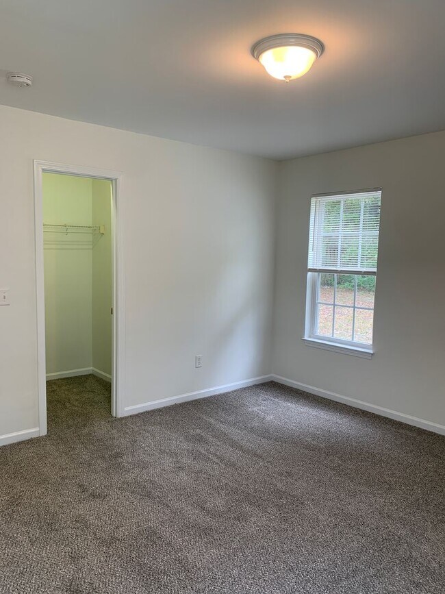 Building Photo - 3 Bedroom 2 Bath House on Victory Gardens ...