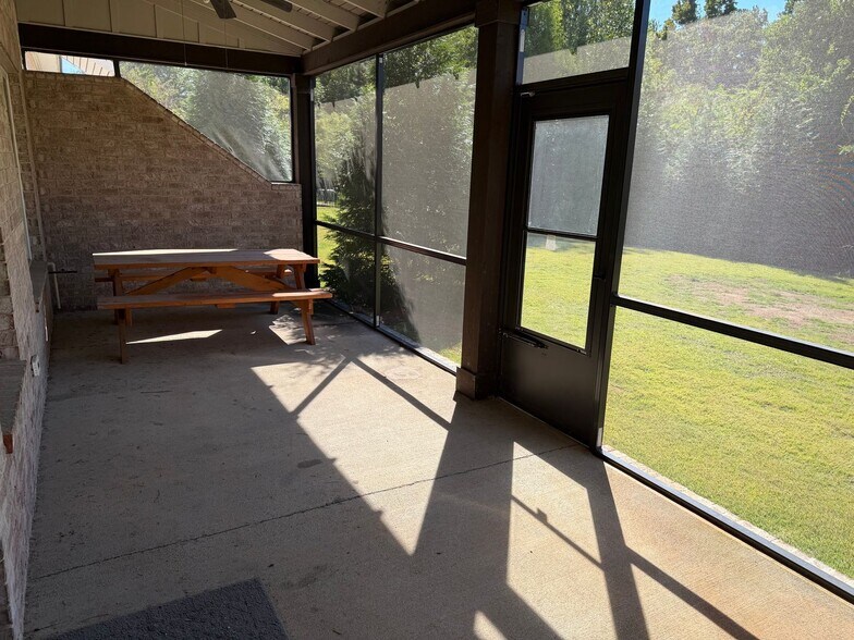 Building Photo - End Unit 3 Bedroom Townhome in Auburn