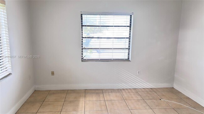 Building Photo - 10421 N Kendall Dr