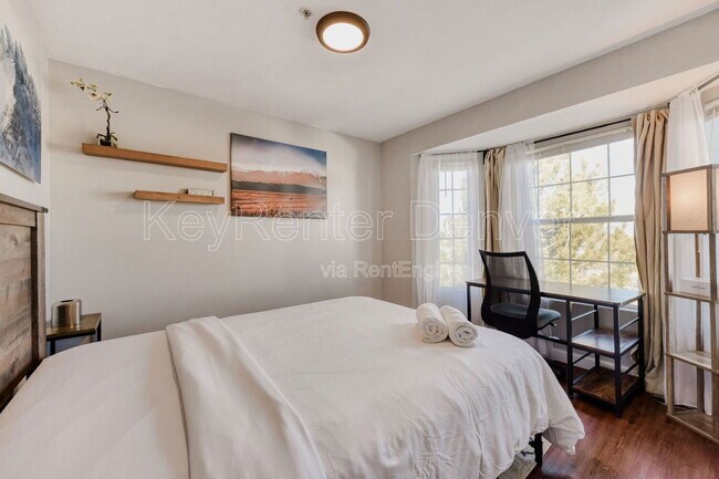 Building Photo - 12304 W Cross Dr