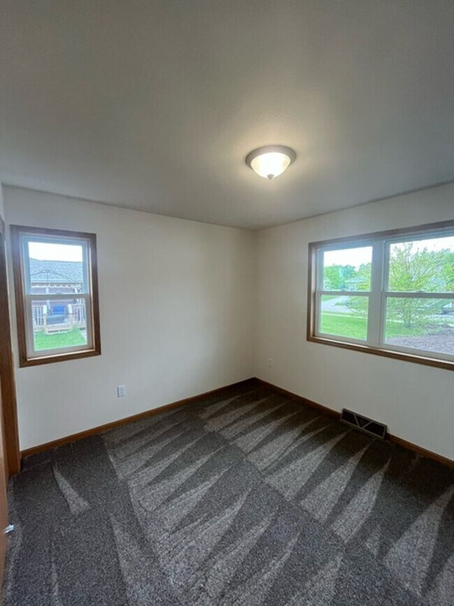 Building Photo - 519
