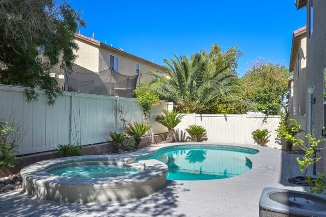 Building Photo - NW!!! 4 bedrooms!!! Pool and Spa!!! All ti...