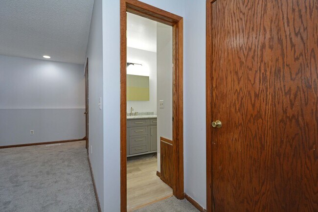 Building Photo - Beautifully Updated 3-Bed 2-Bath Home in Eden Prairie!