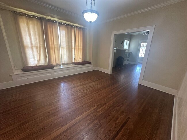 Building Photo - Gorgeous 4 Bedroom Home in South Highland