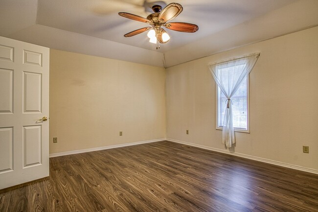 Building Photo - 3 Bedrooms and 2 full baths make the perfect layout for everyone! Call 501-922-9997 to set up a s...