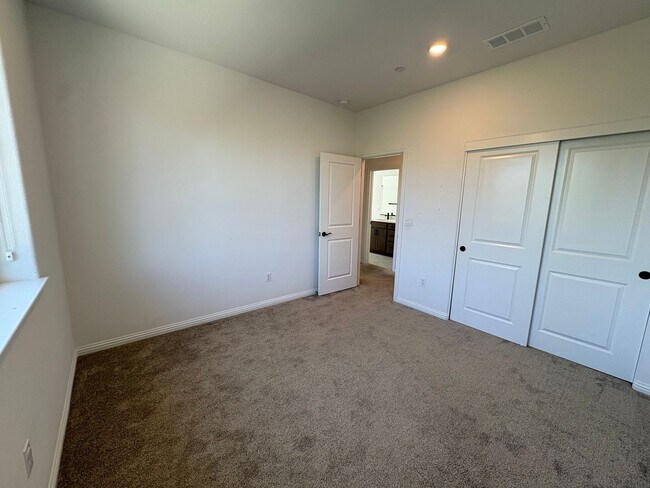 Building Photo - 3 bedroom 2.5 Bath with Solar in Brentwood