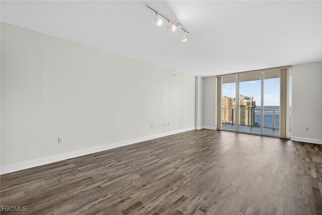 Building Photo - 3000 Oasis Grand Blvd
