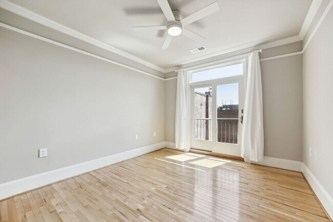 Building Photo - Available Now! 2 Bed/2 Bath With Parking I...
