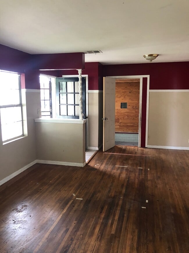 Building Photo - Nice three bedroom with hardwood floors, and Two car garage