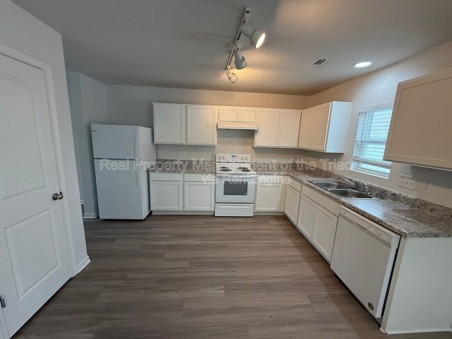 Building Photo - 3904 Vershire Ave