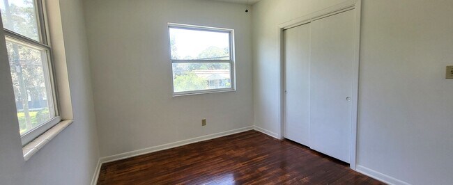 Building Photo - 2BR / 1 BA Riverside Downstairs Apartment ...