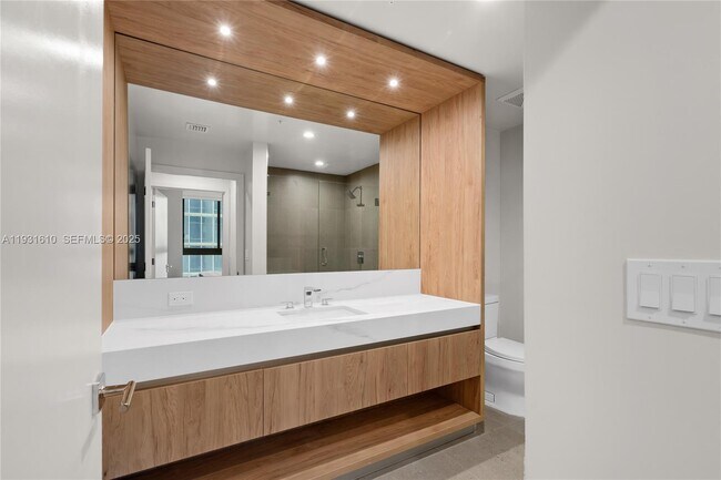 Building Photo - 11 NE 6th St