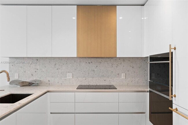 Building Photo - 2678 Tigertail Ave