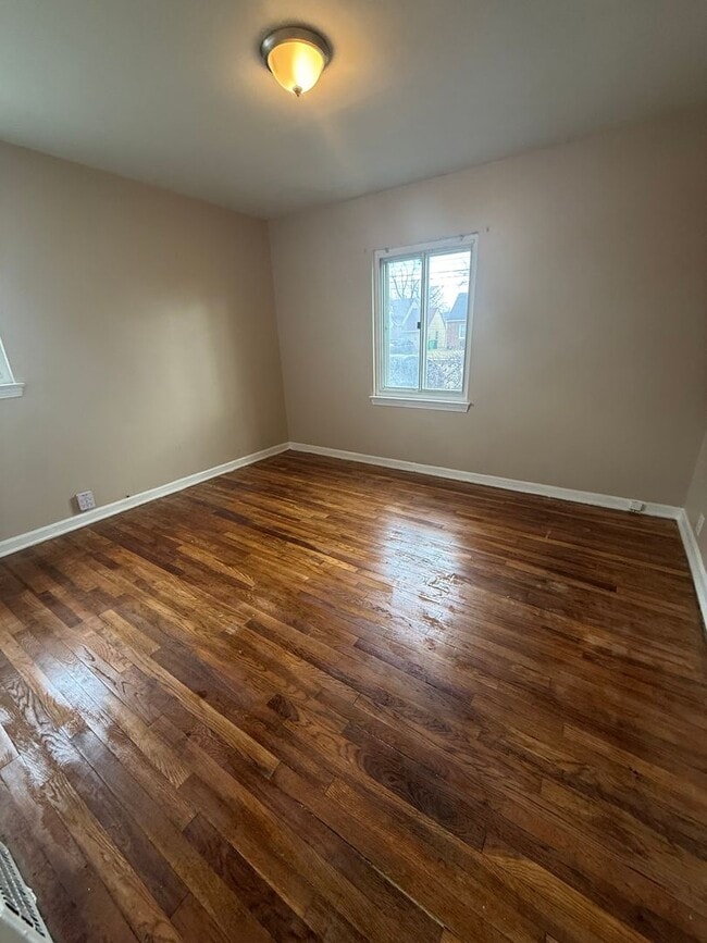 Building Photo - 4bd Single Euclid Water/Sewer Included Section 8