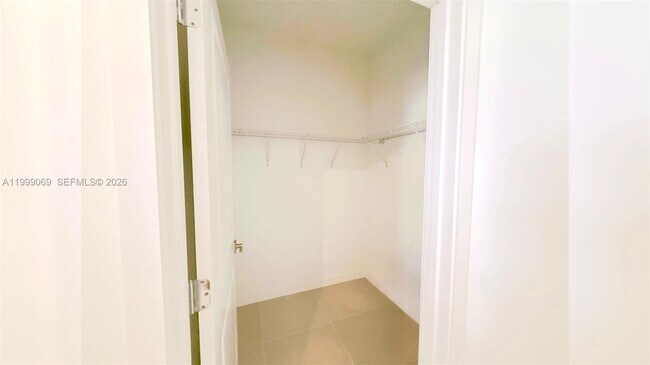 Building Photo - 627 NE 1st Ave