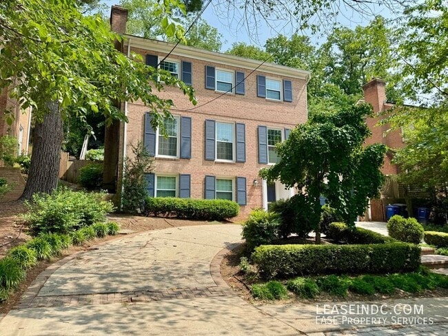 Building Photo - 2947 Arizona Ave NW