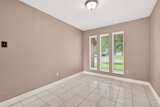 Building Photo - 7403 Shady Vale Ln