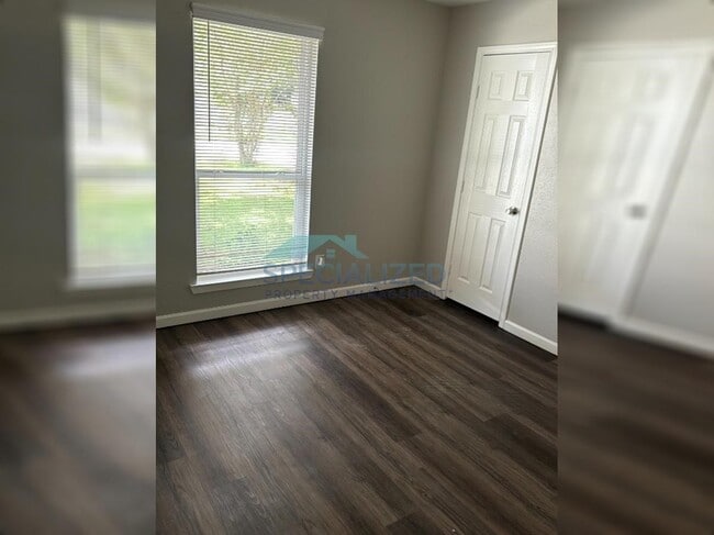 Building Photo - 2810 Pinewood Dr