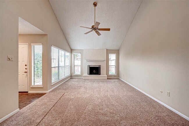 Building Photo - 13922 Hollowgreen Dr