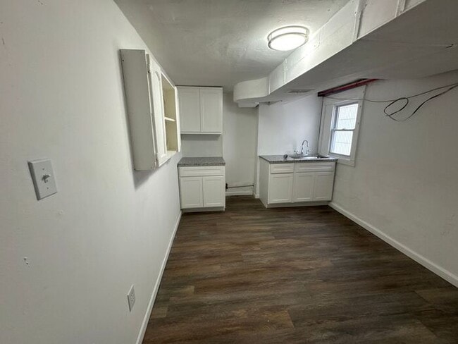 Building Photo - Beautifully renovated with mother in law s...