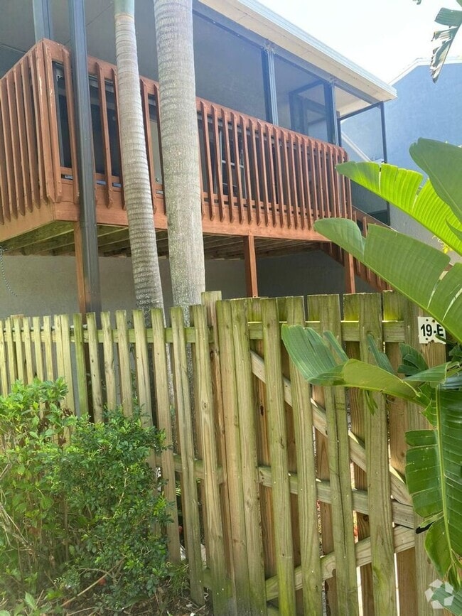 Building Photo - Great 2 bedroom 2 bath condo with screened...