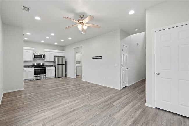 Building Photo - 3402 SW Windrift Ave