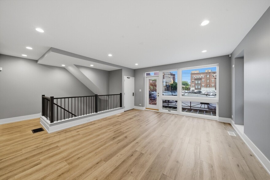 Building Photo - 308 W Evergreen Ave