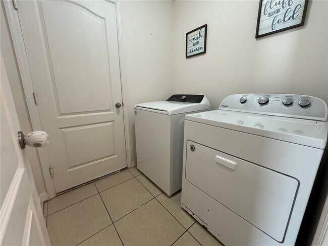 Building Photo - 2121 Hibiscus Pl