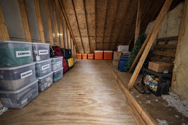 Building Photo - $1795 - 3 Beds 2 Baths + Bonus Room