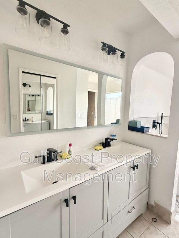 Building Photo - 2436 Abscott St