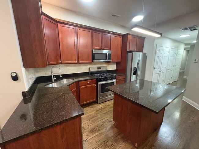 Building Photo - Spacious 2BD/2BA w/ High Ceilings + Modern...