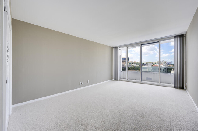 Building Photo - 525 S Flagler Dr