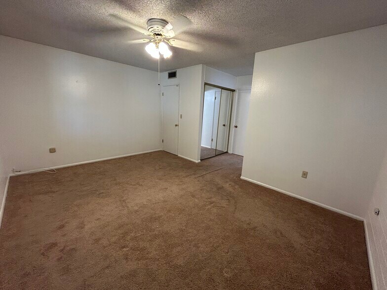Building Photo - 10615 W Cheryl Dr