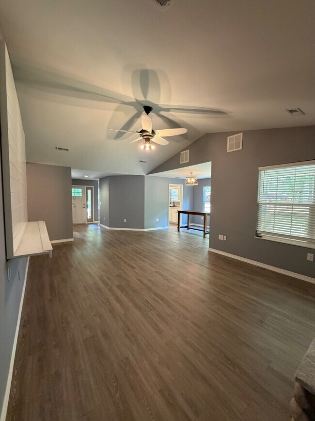 Building Photo - 1270 Skyview Dr