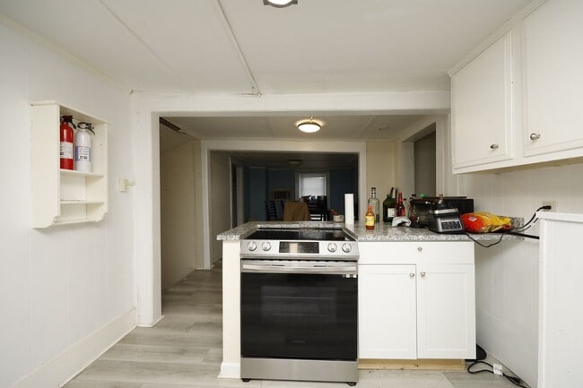 Building Photo - Great corner house in Chapel Hill!