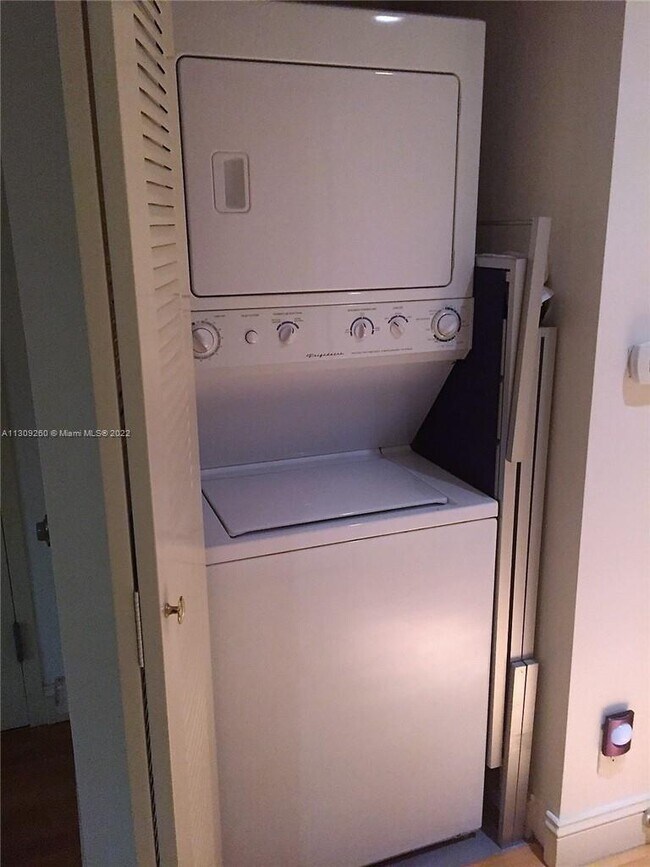 Building Photo - 111 E Flagler St