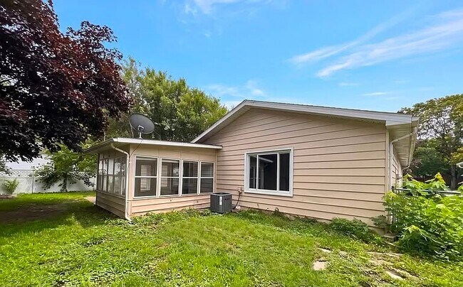 Building Photo - 911 Hollycrest Dr