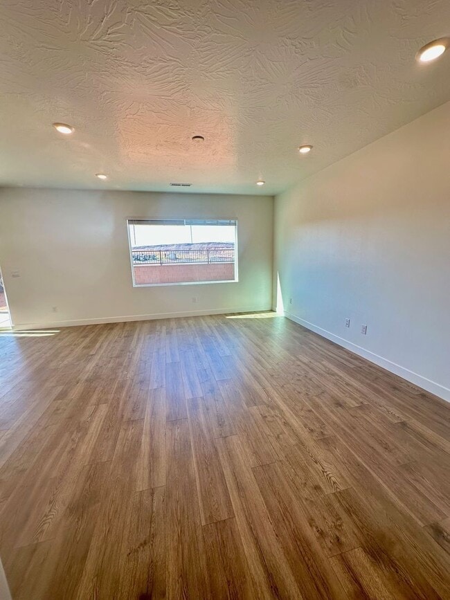 Building Photo - BRAND NEW Long Valley Home